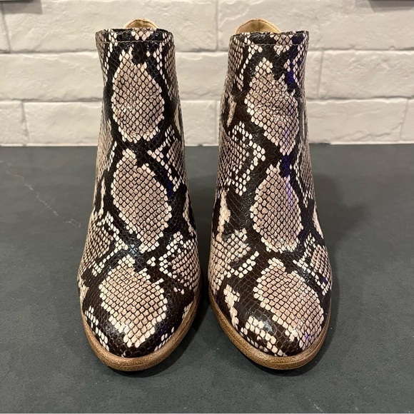 Vince Camuto sz 8 Famhida snakeprint ankle booties - Picture 8 of 14